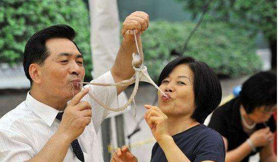 韩国棒子举办生吃鱿鱼, 场面让人又恶心又害怕