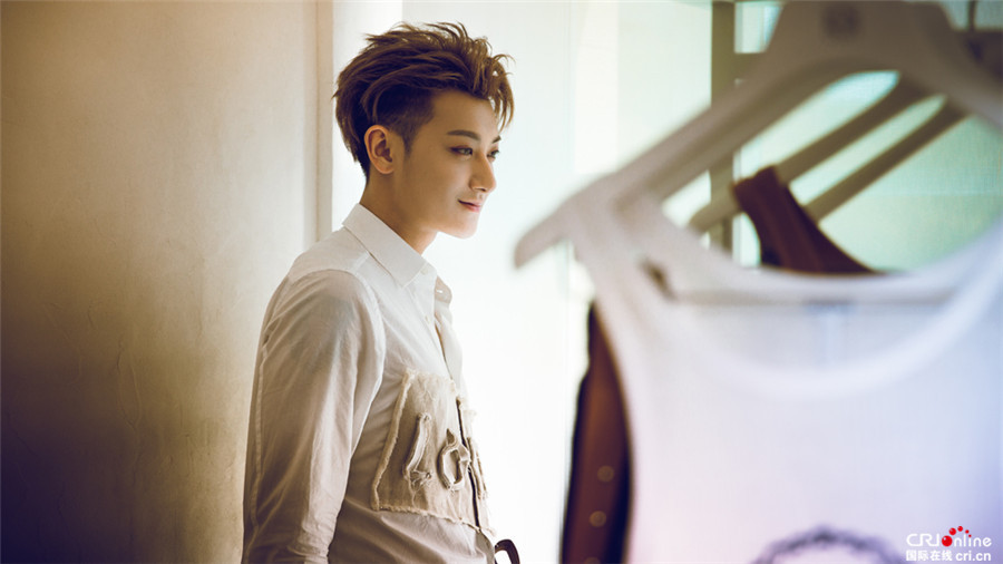 黄子韬亮相巴黎时装周 hold住阔腿裤长腿任性!