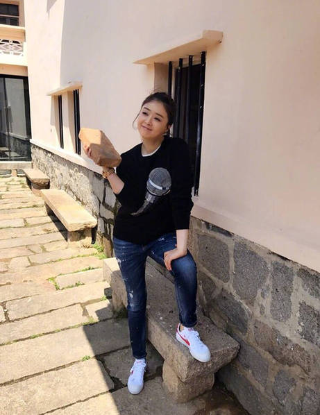 砖治各种不服!蒋欣街头拿板砖秒变"暴力"表情包