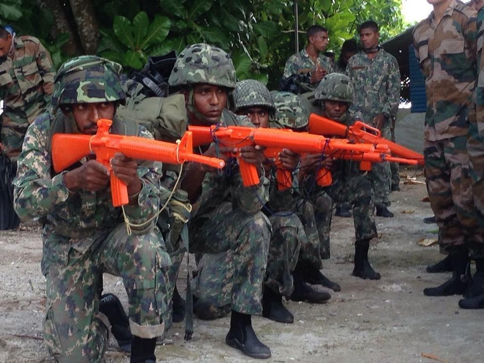 印度两栖部队受训 道具枪凑不齐