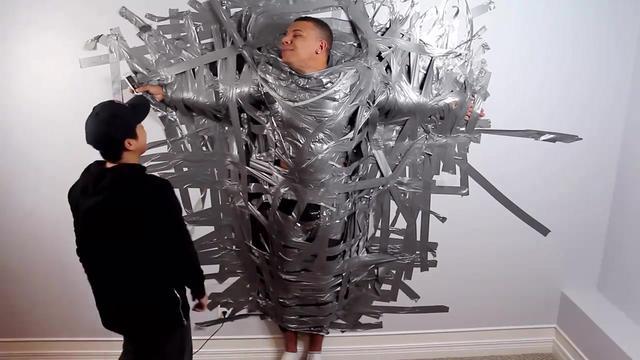 小游戏之将人用胶带捆绑在墙上