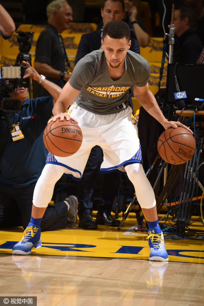 组图-库里赛前热身 秀控球 三分萌神状态佳