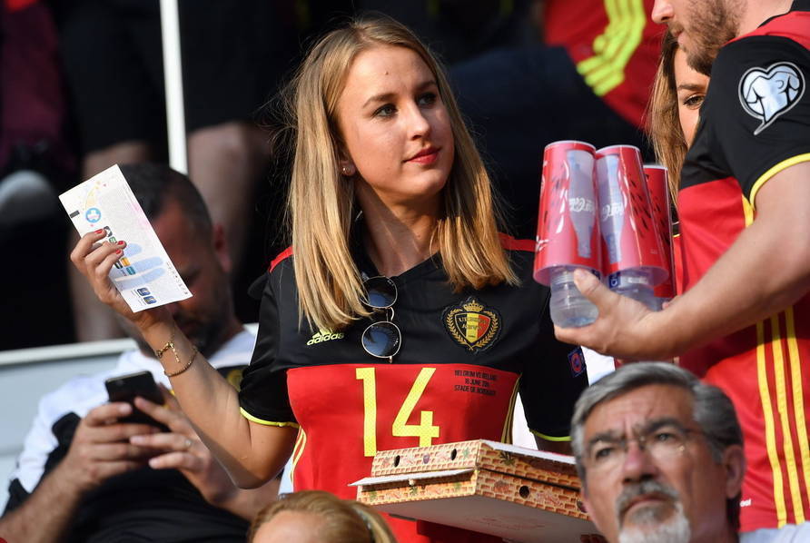 场外瑞典女球迷被俩比利时球迷亲吻脸颊,可谓是输球又输"人"啊.