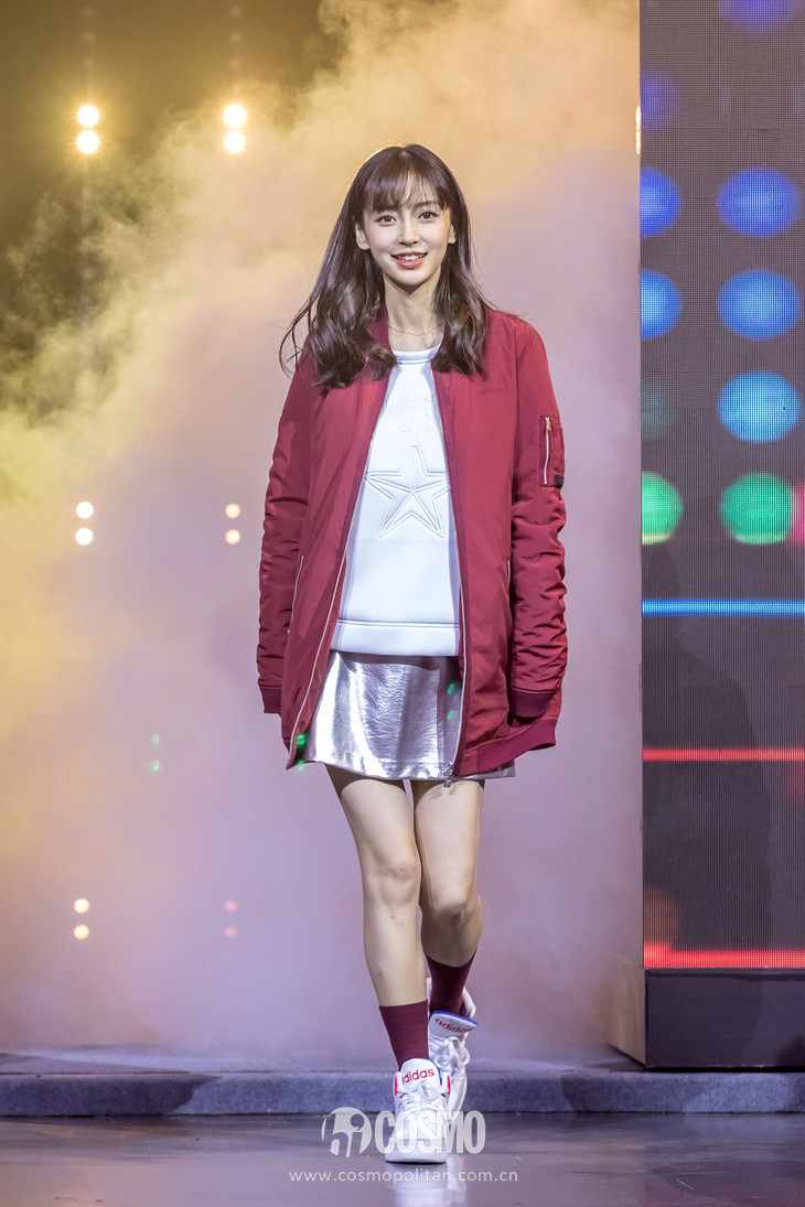 angelababy穿红色飞行夹克搭配银色短裙,白色adidas运动鞋活力满. .