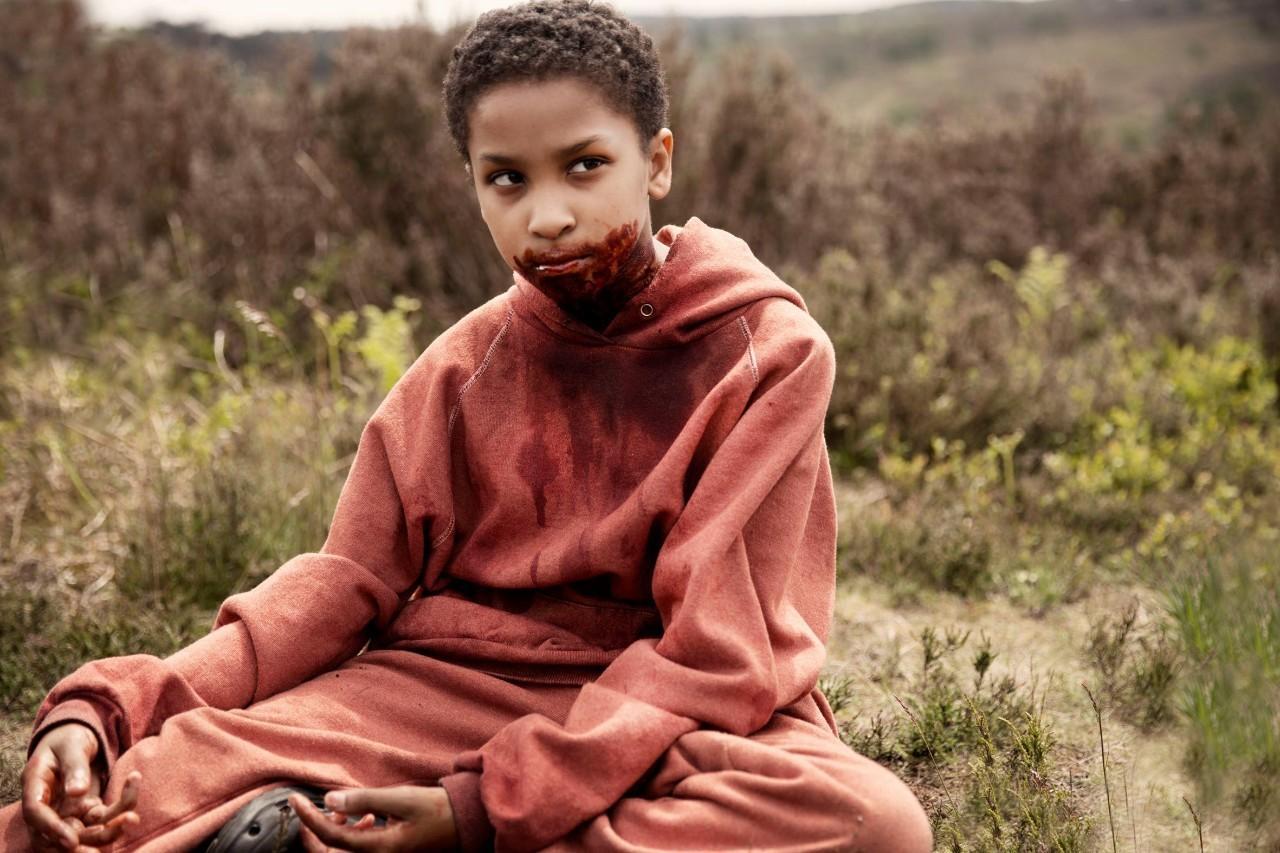 这群丧尸小孩平时与常人无异,但是只要一闻到人类的气味就会尸性大发