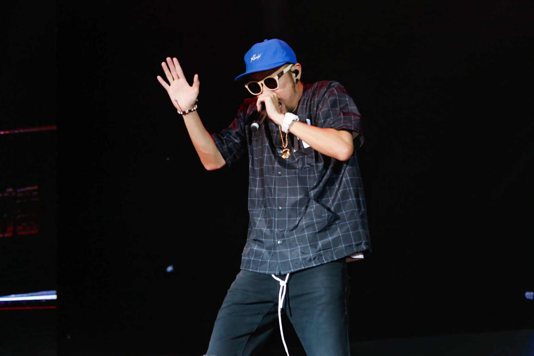 张震岳,热狗四曲联唱现场变摇滚狂欢夜