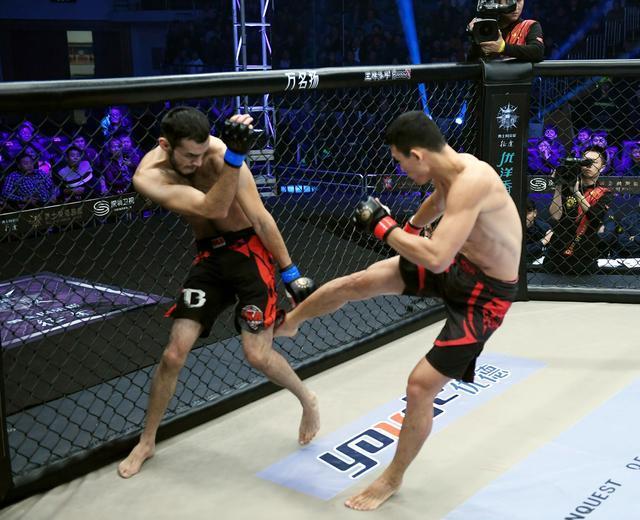 作为中国综合格斗羽量级最强者,王冠在巅峰时期因伤不得已休息了一年