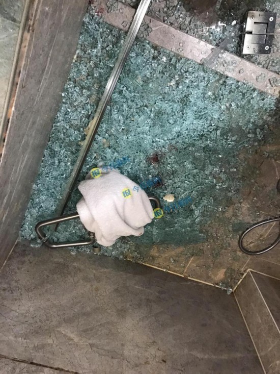 儿子进浴室洗澡后不到3分钟,浴室的钢化玻璃门突然发生自爆,飞溅的