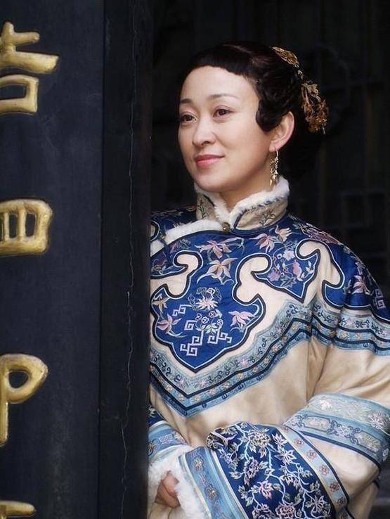 本身也是演员的五十来岁的刘玉婉,虽然年纪也很大了,但还是保有不错的