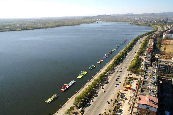 並決定在舞鋼市最美的龍泉湖(當地稱石漫灘水庫)環湖路舉辦