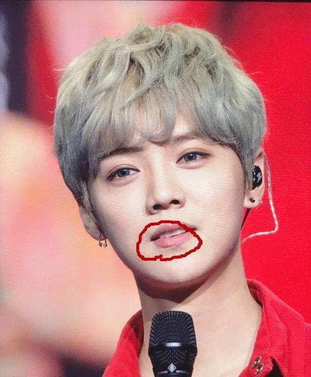 鹿晗一身牛仔衣现身活动, 气质很好的男生!