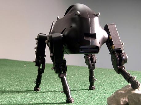 大狗机器人体重和大型犬相当,身高90厘米,体重109公斤,负重可达150