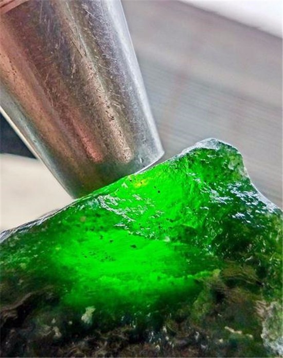 图为:高冰满绿水沫玉原石在赌石的世界,其实不单单只会出现翡翠,有一