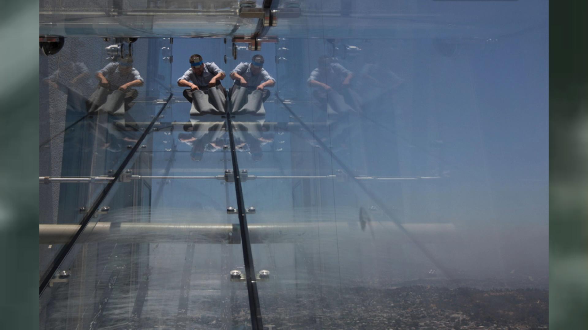 日前国外摄影师就拍下了人们乘坐洛杉矶市联邦银行大厦高空透明滑梯时