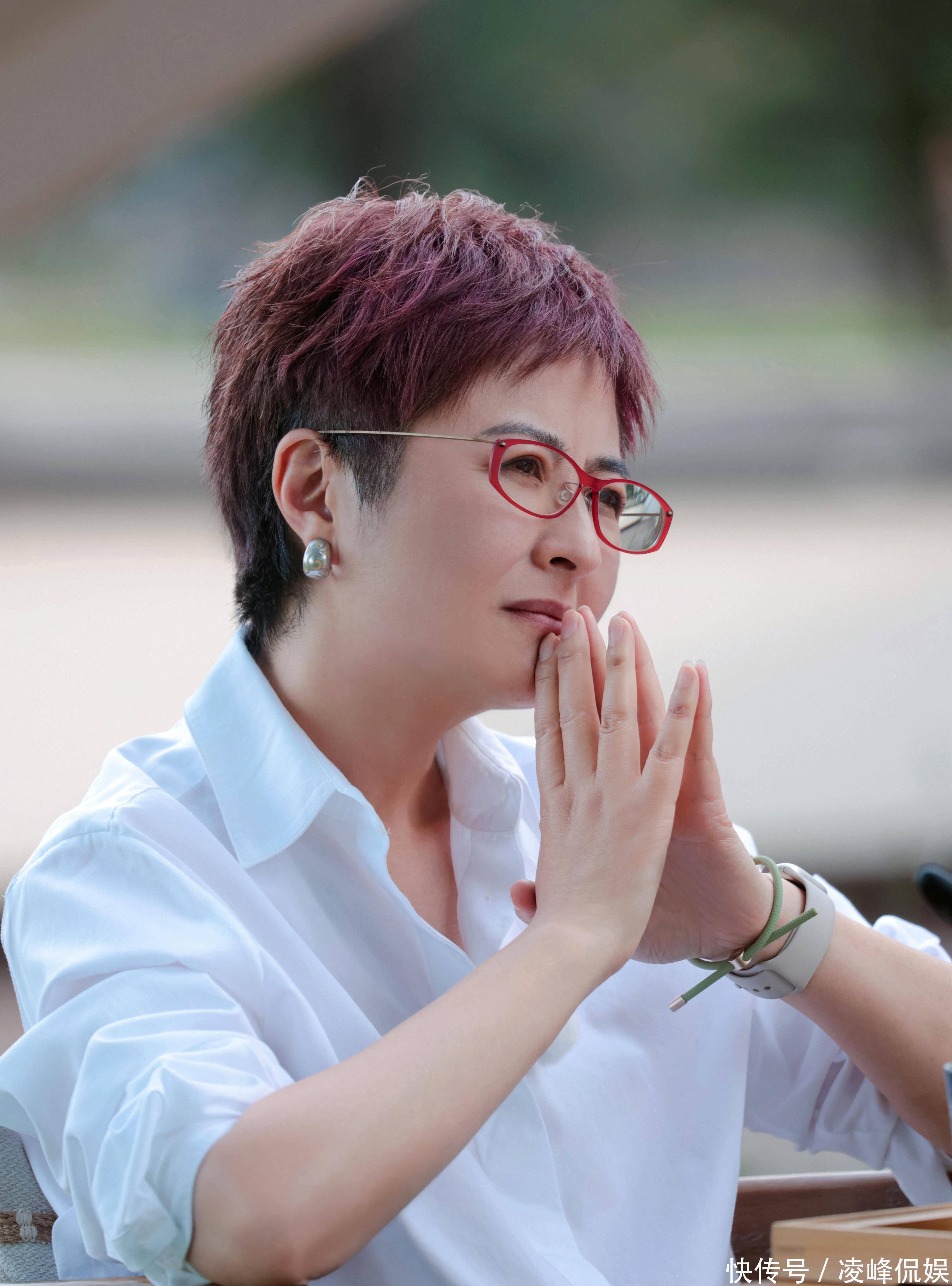 张泉灵:51岁白头不染,央视辞后创投封神,婚姻更甜