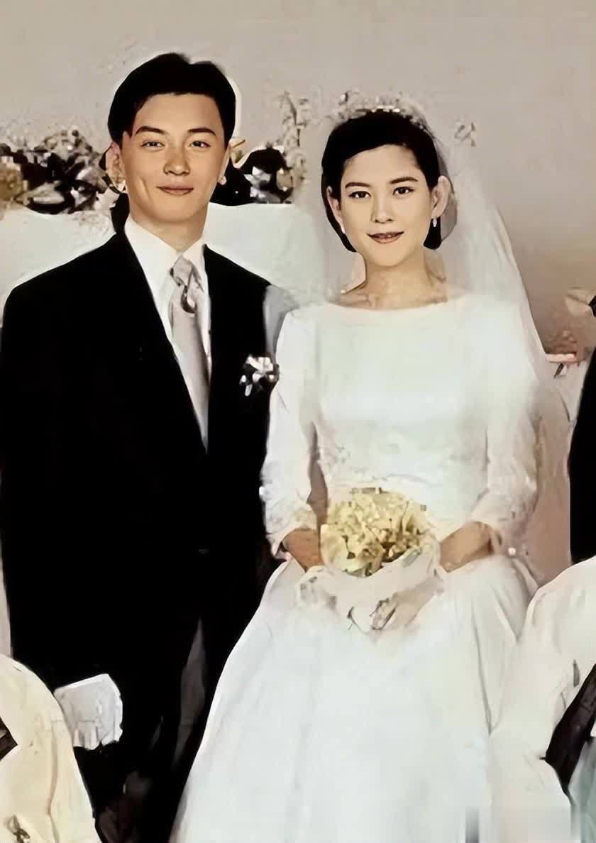 李健熙去世四周年纪念:54岁李富真宛如少女,79岁洪罗喜真嫩