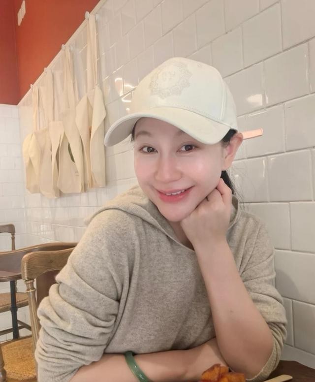 53岁刘均自曝单身！饺子被猫舔过照吃，沙发女士包抢镜 - 360娱乐，你开心就好