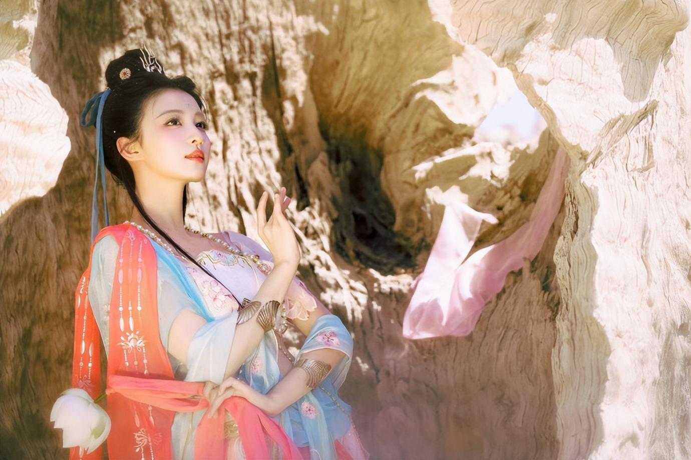 王楚然COS敦煌神女，手抱琵琶裙摆飞扬！网友：怎么能美成这样？ - 360娱乐，你开心就好