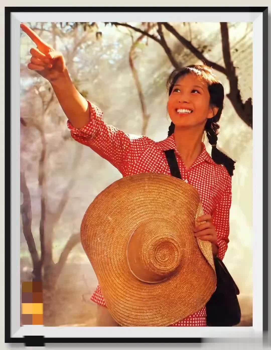 八十年代女星风采:格子衫配麻花辫,经典造型再现!