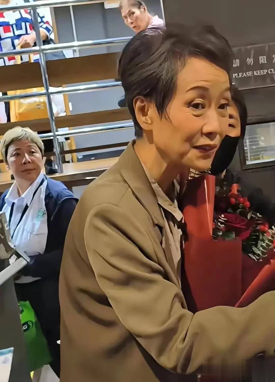 61岁叶童被偶遇生图不老女神也是美颜强大