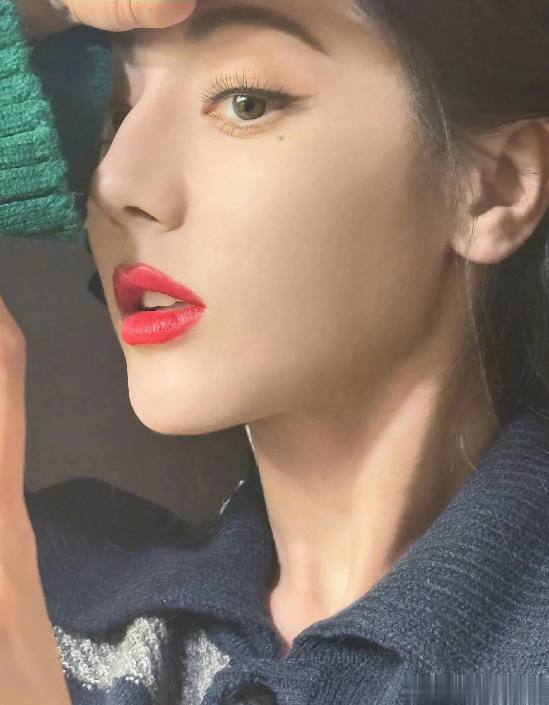 脸自拍,真美女无惧"死亡"角度,眼尾泪痣好迷人