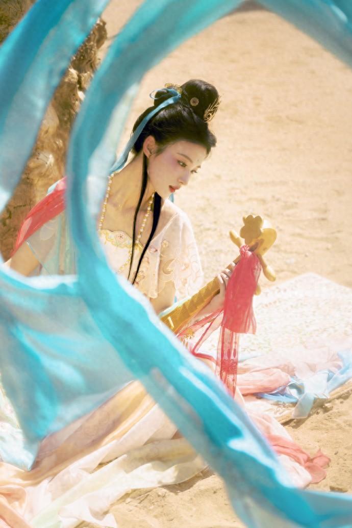 王楚然COS敦煌神女，手抱琵琶裙摆飞扬！网友：怎么能美成这样？ - 360娱乐，你开心就好
