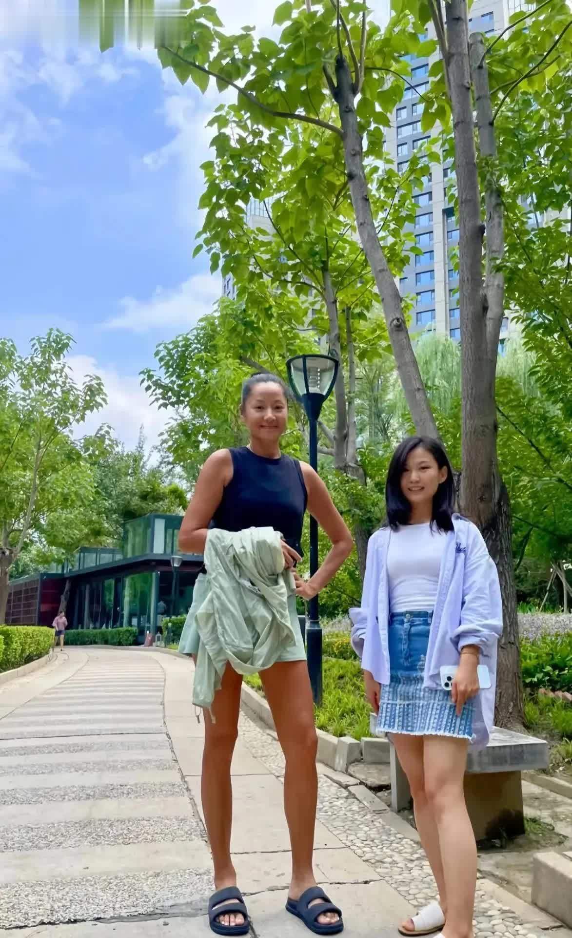 瞿颖带女儿打网球秀腹肌，男友当球童亲子互动超甜 - 360娱乐，你开心就好