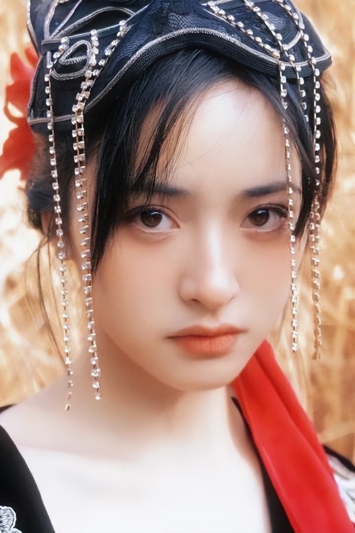 沈月暗黑新中式大片朦胧灵动 头戴大红花氛围感拉满