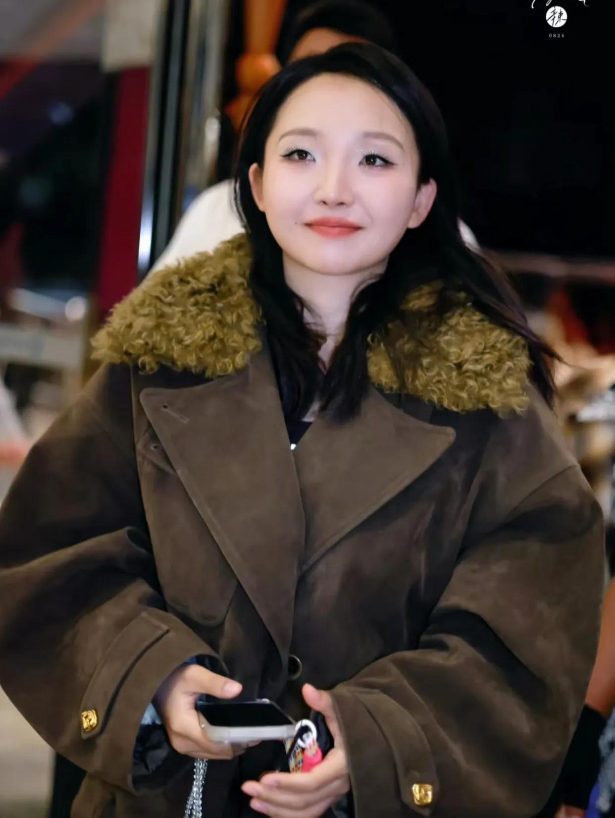 “何家喜”李嘉琦浪姐上班美到认不出 穿巴恩风麂皮外套超好看 - 360娱乐，你开心就好