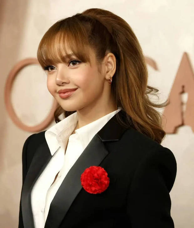 Lisa穿黑西装现身奥斯卡红毯 气场全开女王范满满 - 360娱乐,你开心就好