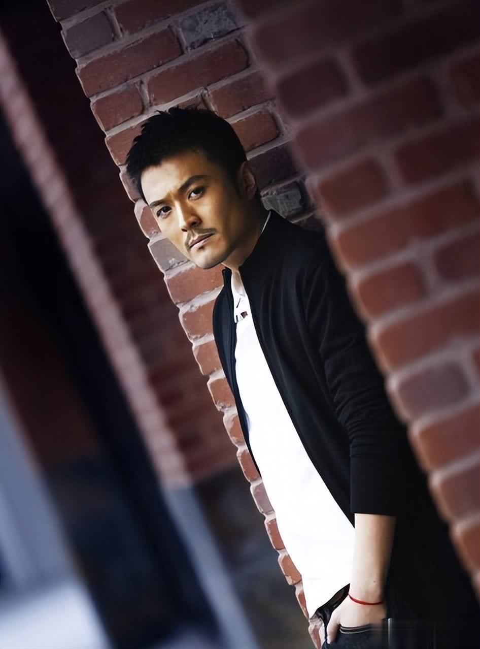 于小伟12年不谈恋爱没有绯闻,47岁娶旺夫妻子后爆红