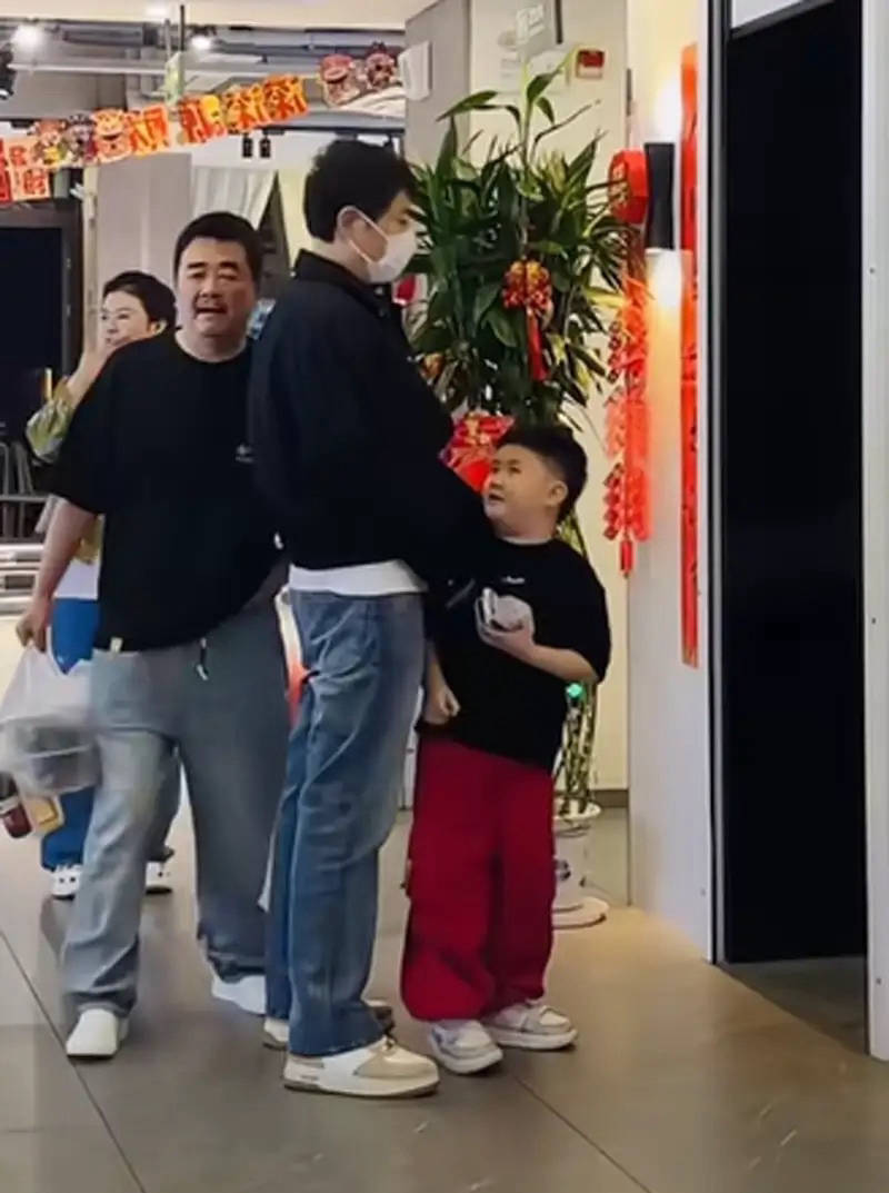 沈腾海南请吃火锅,王琦素颜显老,8岁儿子神似妈妈 - 360娱乐,你开心就好