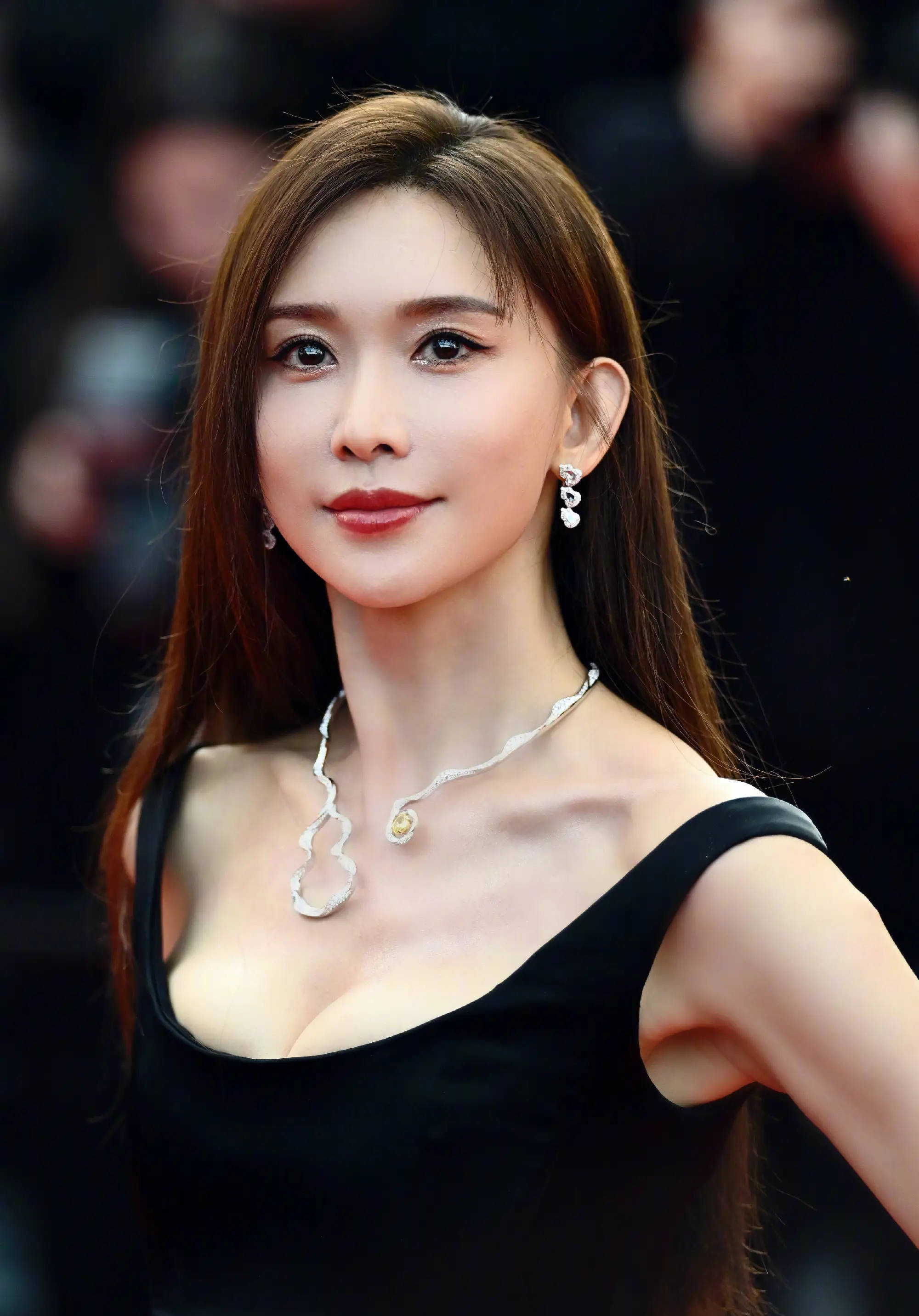 林志玲回应北影节红毯缩脖子真的太久没当明星了
