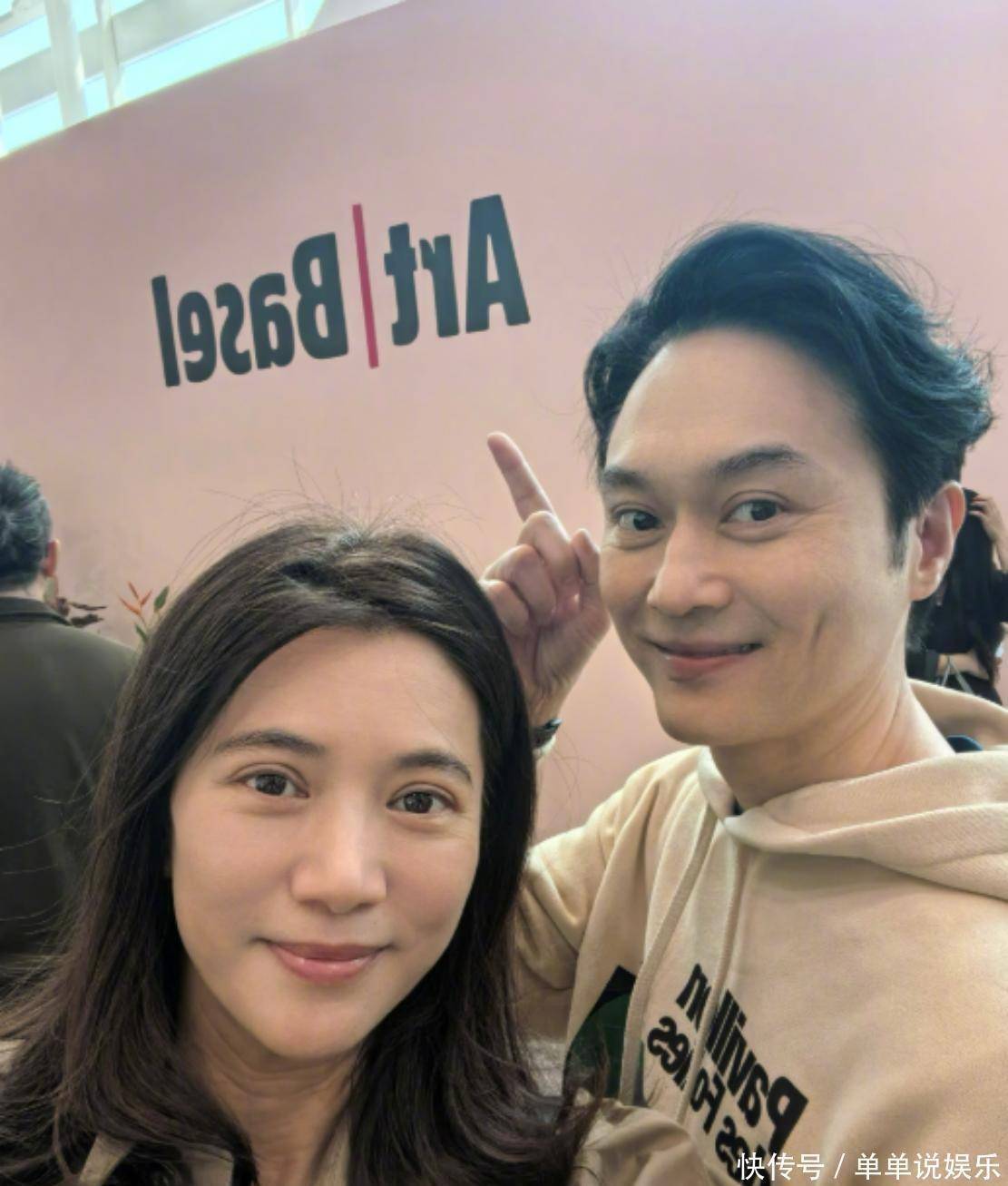 张智霖儿子返港炸场!魔童 185cm 身姿挺拔,一家三口颜值封神 - 360娱乐,你开心就好