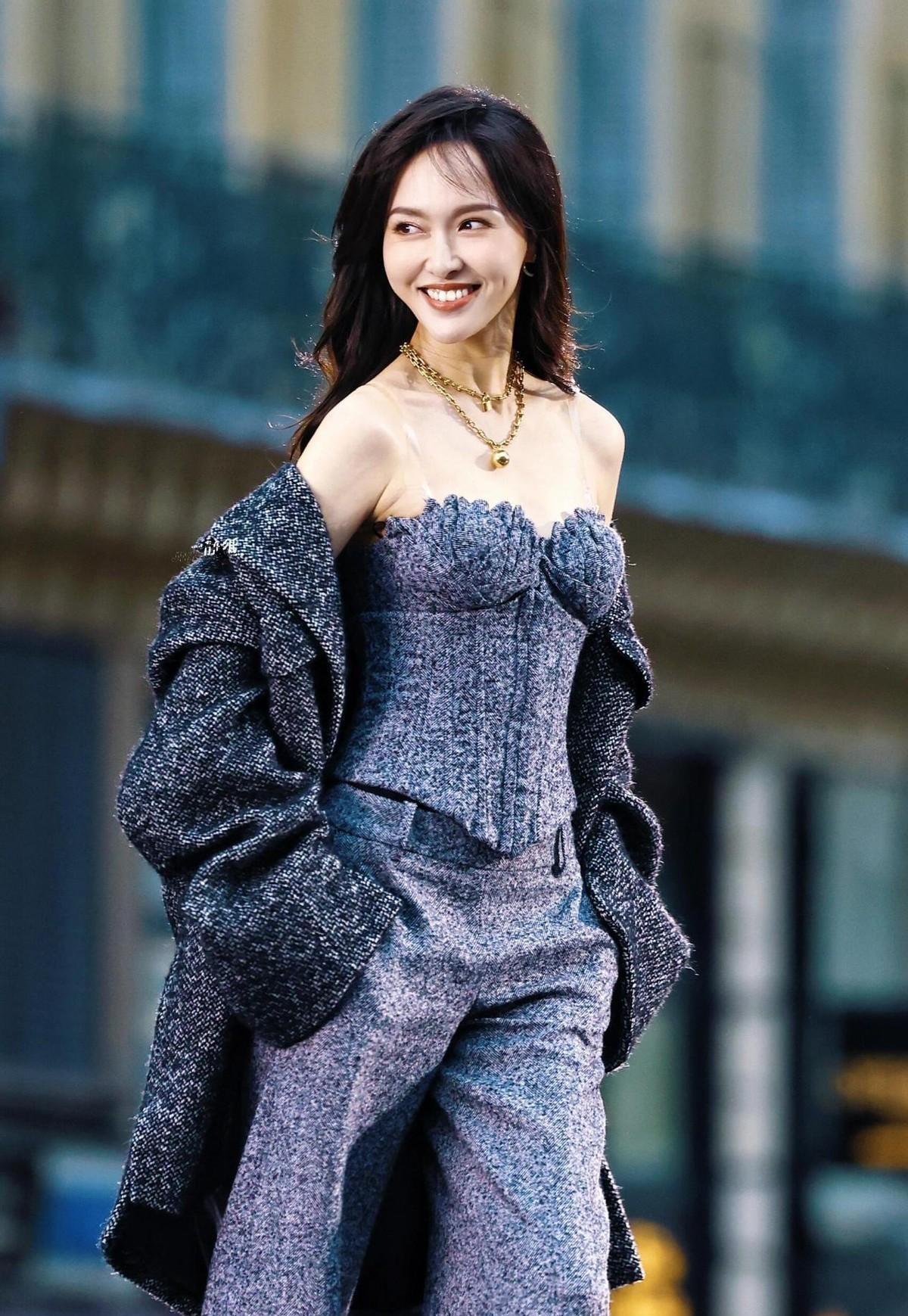 唐嫣冬季时尚秘籍:抹胸裙搭配大衣,卷发造型展现女性魅力 - 360娱乐,你开心就好