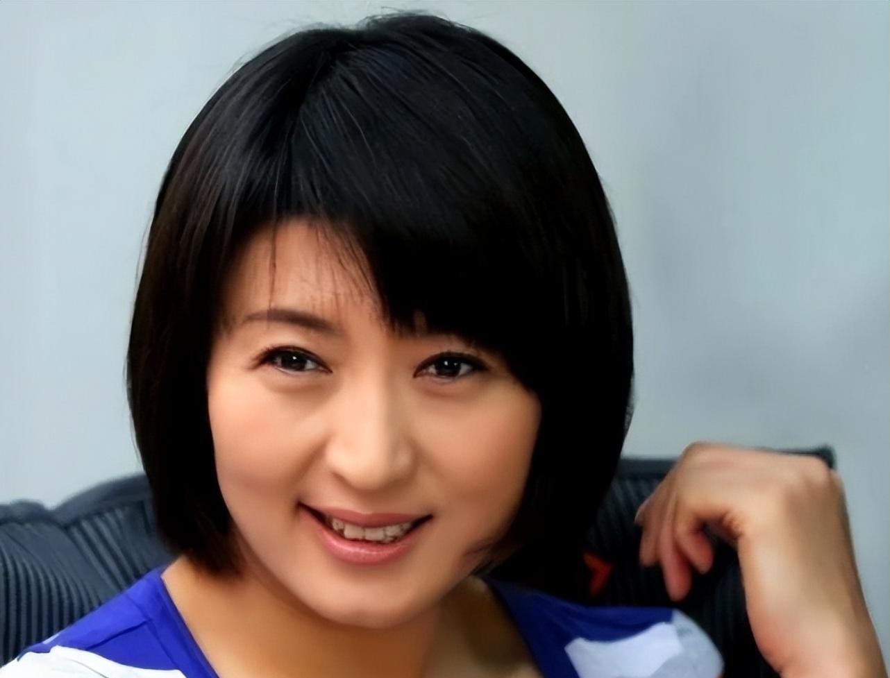 闫学晶:继女和儿子一碗水端平,45岁高龄生子,一家五口乐开怀