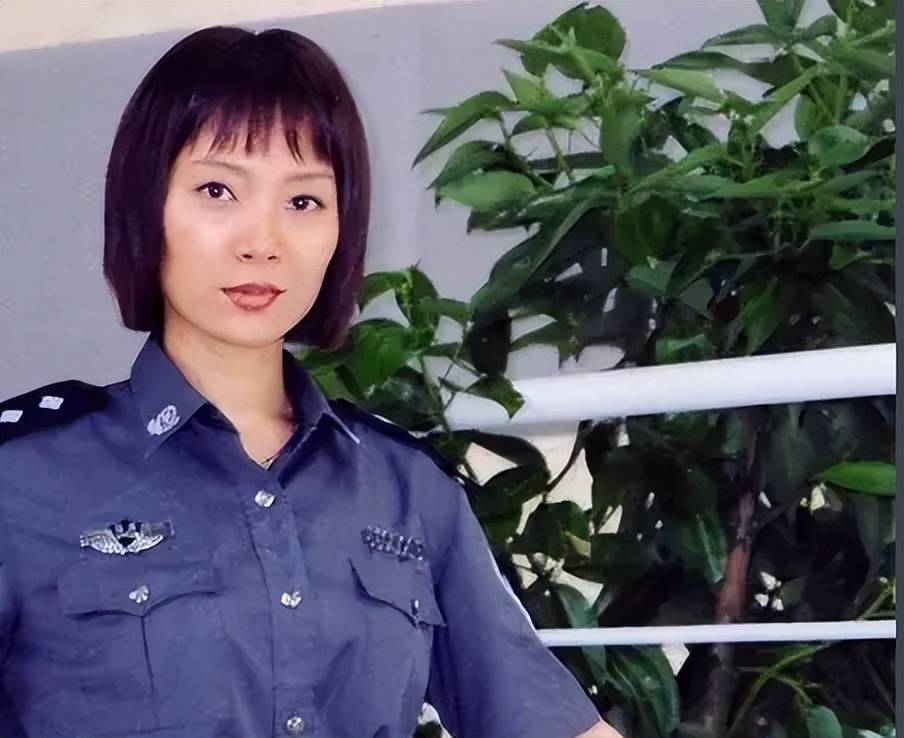 陈数在电视剧《铿锵玫瑰》里演过英姿飒爽的女警察,也在《空镜子》里