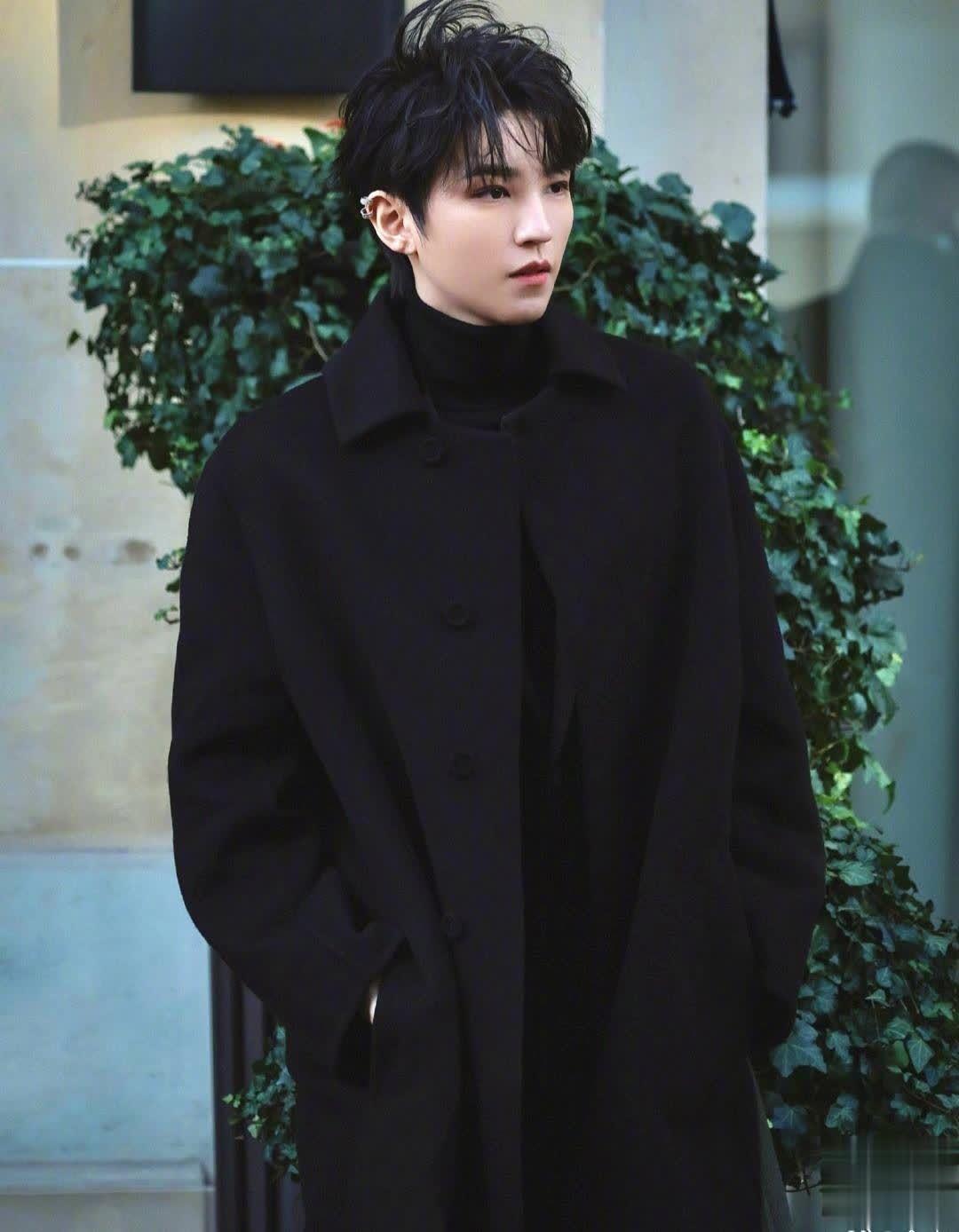 王俊凯巴黎日记ins分享粉丝应援,展现真诚与感恩之心