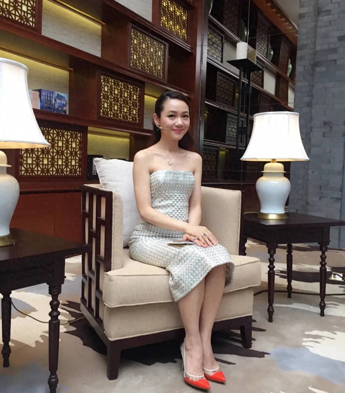 主持人周群：已是三个孩子的妈，老公身份很神秘，女儿长的超像她 - 360娱乐，你开心就好