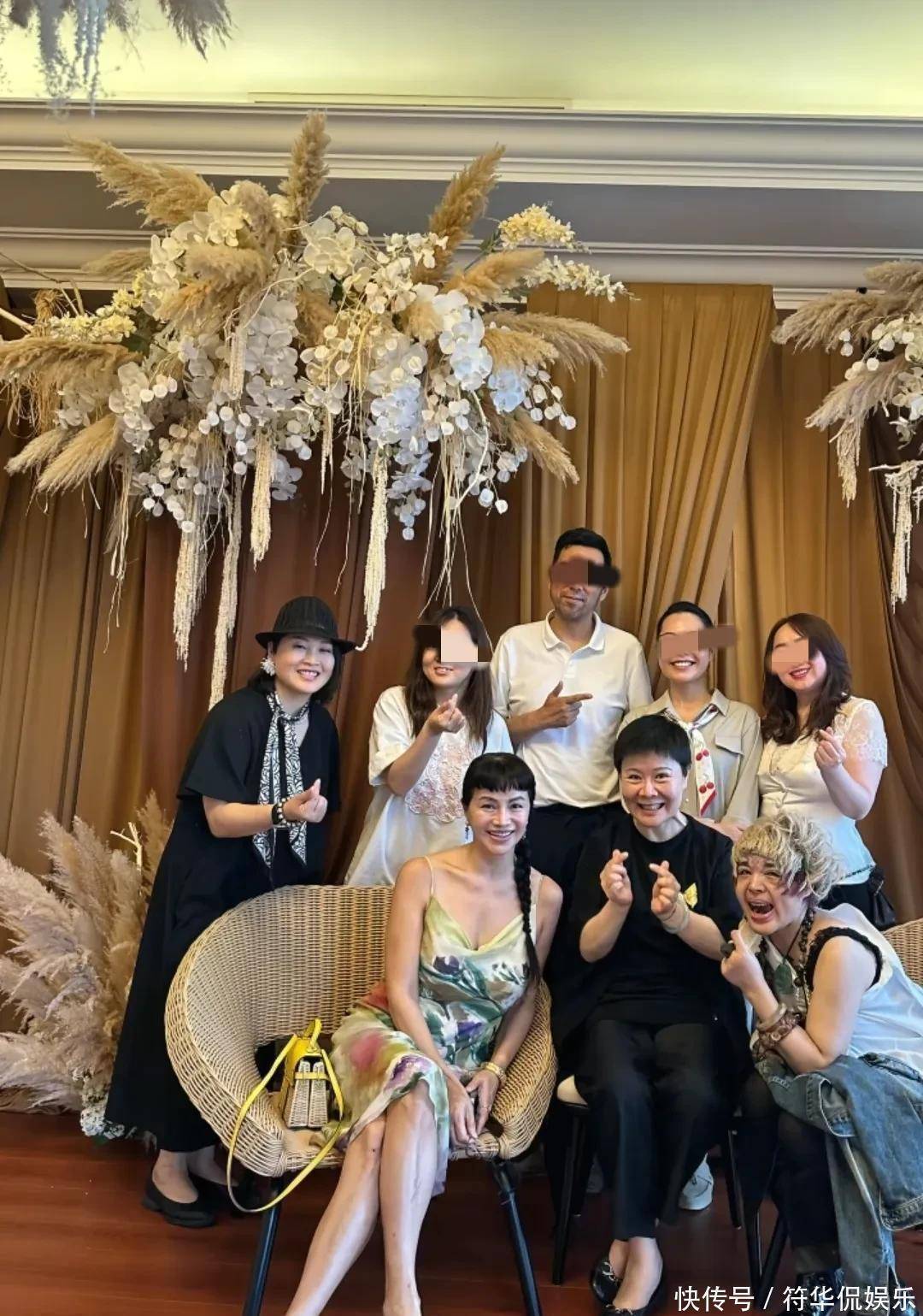 58岁石兰罕见露面,身材仍凹凸有致,梳麻花辫像30岁,衣锦还乡 - 360娱乐,你开心就好