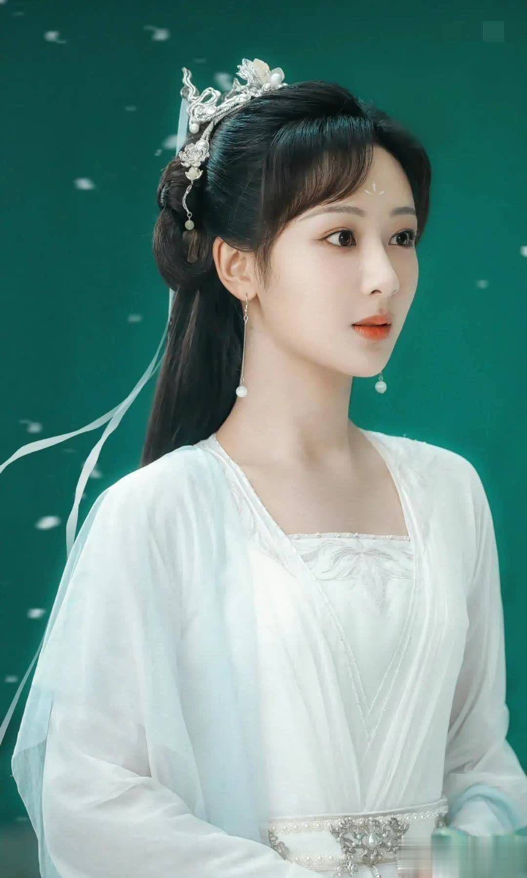 杨紫古装温婉现代灵动,你更爱她哪款角色? - 360娱乐,你开心就好