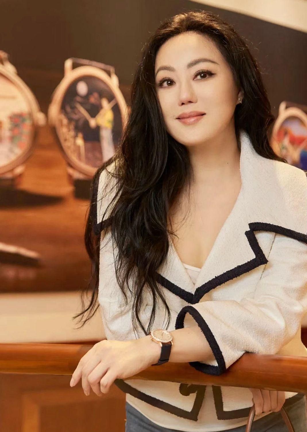 章小蕙状态惊艳:烫卷发,衣显贵,老有名媛气质