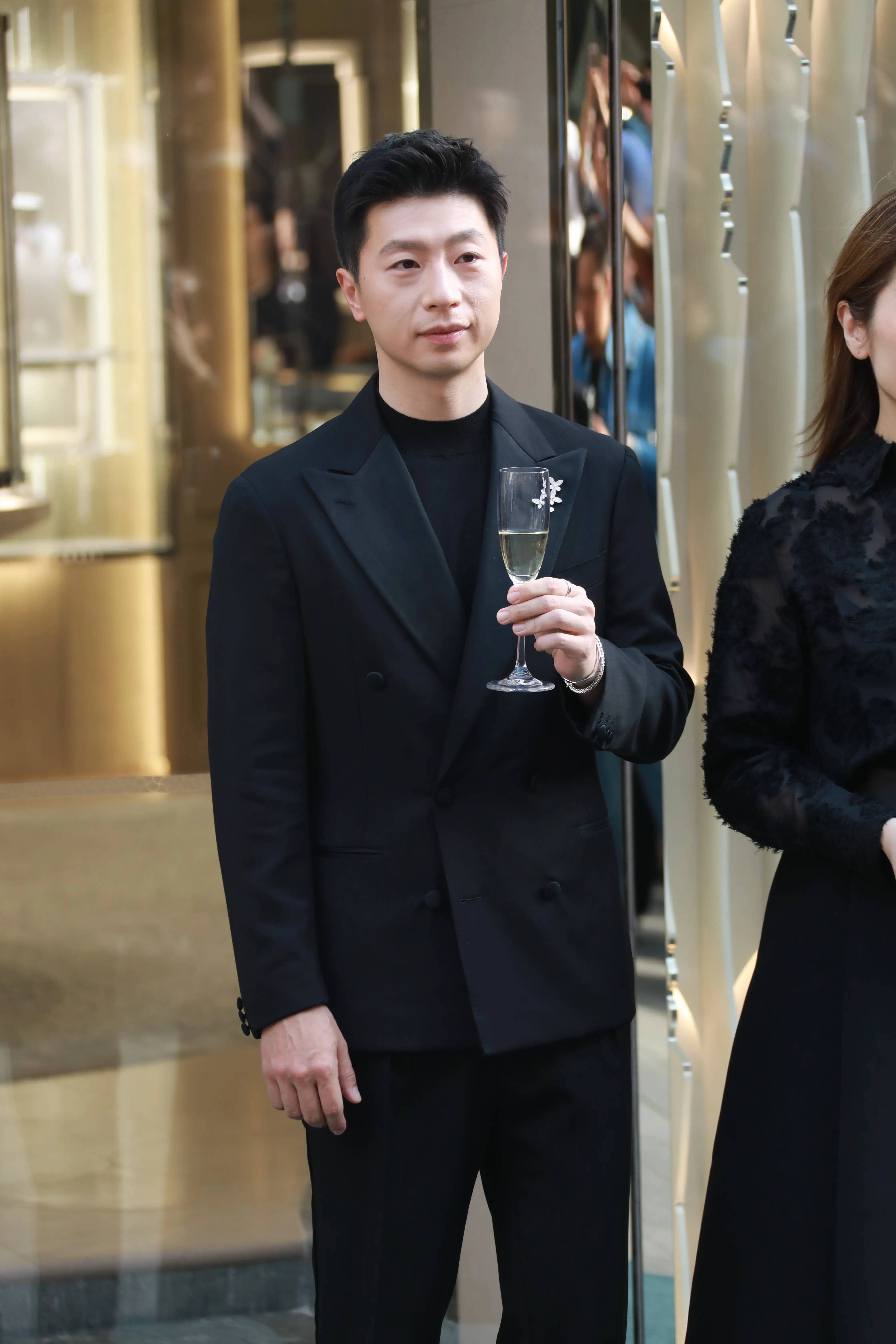 马龙黑西装矜贵帅气,孙俪高开叉黑裙雍容华贵 - 360娱乐,你开心就好