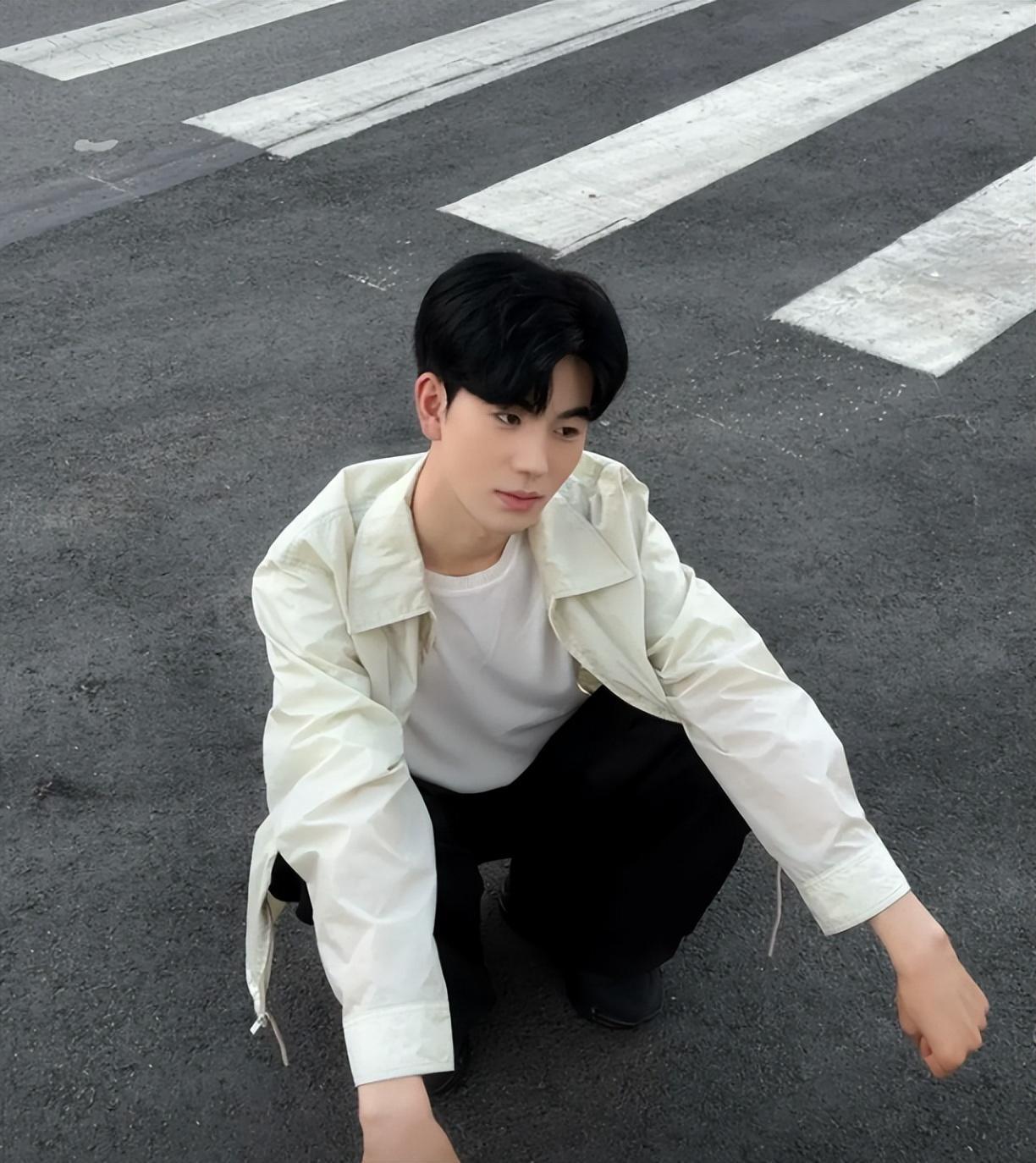 00后男新闻主播一炮走红,举止大方帅气爆表,不输男明星!