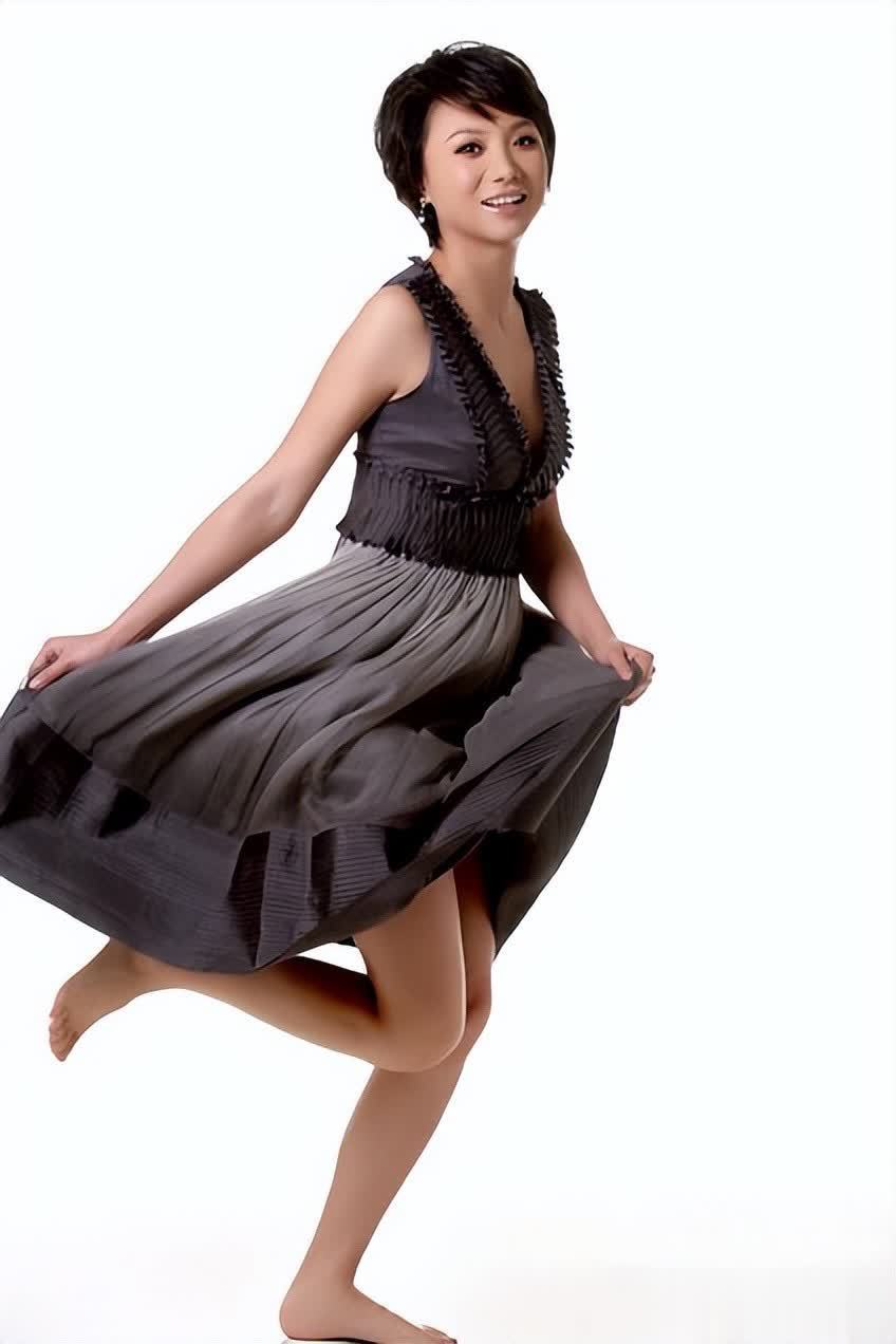 梁毅苗的主持风格清新自然,节奏较快,担任 2021东京奥运会开幕式和