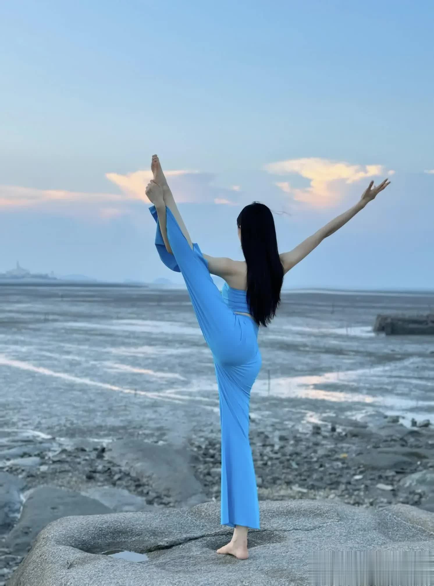 穿搭日常:晨光瑜伽,海边岩石上的宁静之旅