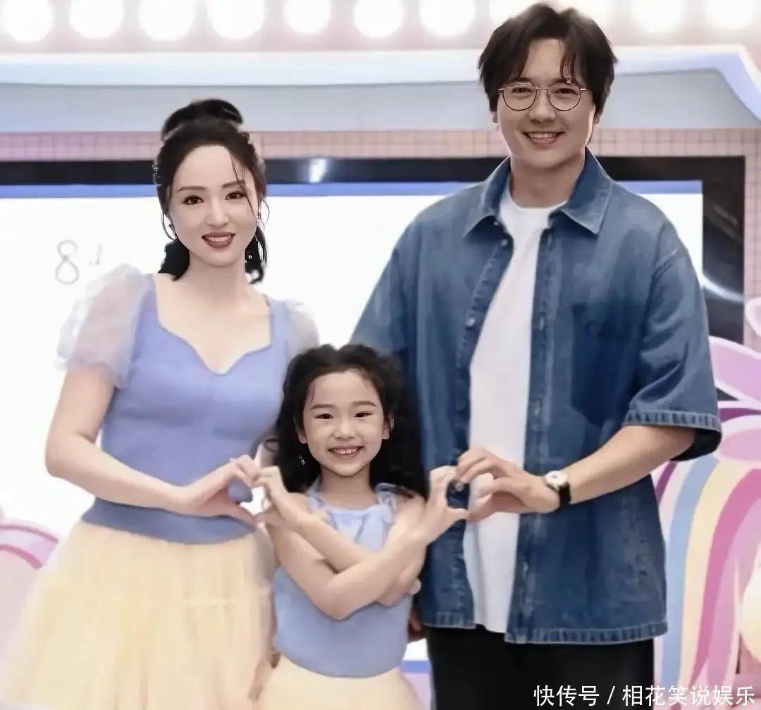 中秋假期!高云翔低调陪女儿小酒窝购物,父女相处画面温馨有爱 - 360娱乐,你开心就好