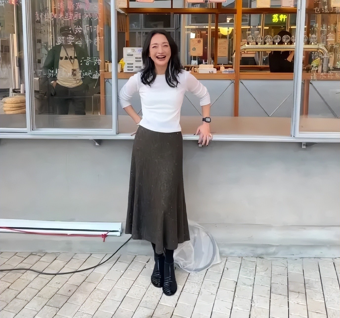 看50岁周迅初春裙装,懂小个子基础款显高4秘诀