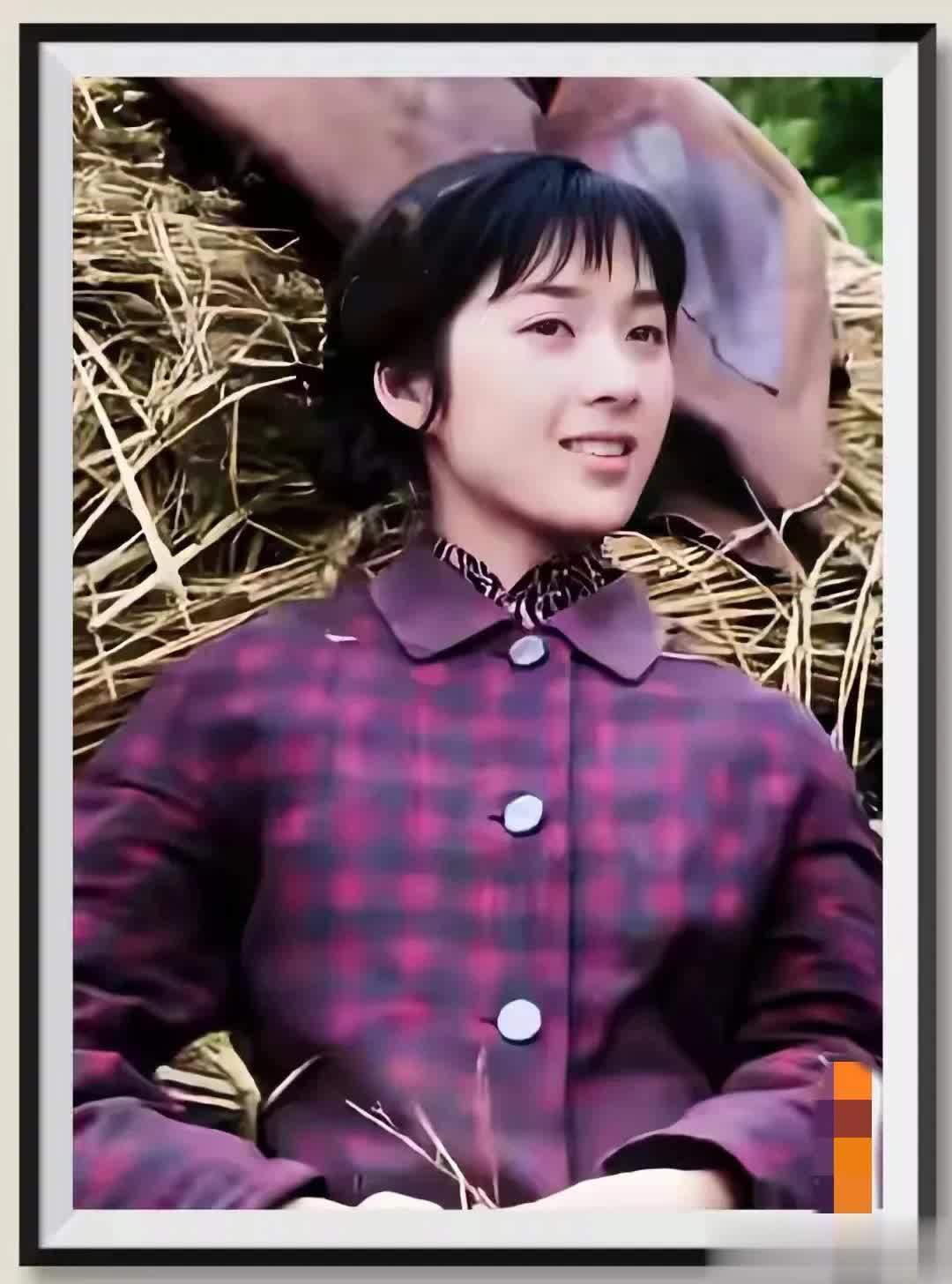 八十年代女星风采:格子衫配麻花辫,经典造型再现!