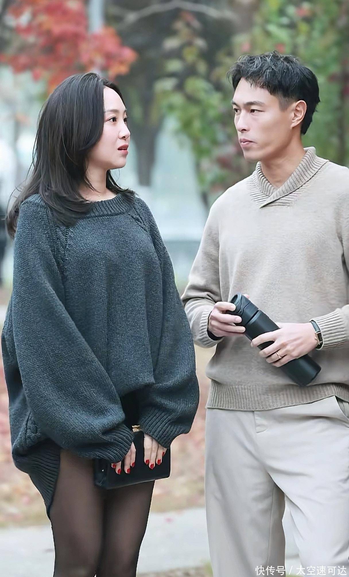 杨佑宁和妻子一起出席活动,结婚五年生三胎,网友:阿梅状态真好 - 360娱乐,你开心就好